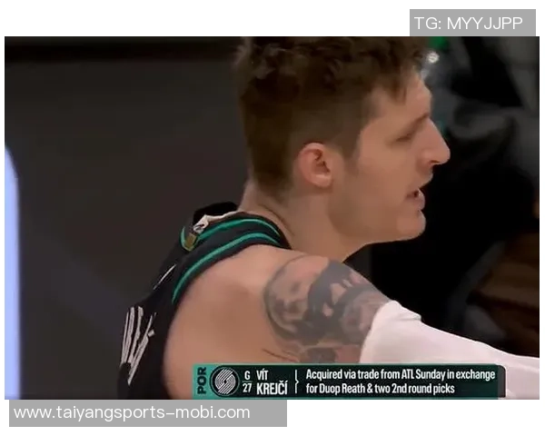 克雷伊奇初次亮相开拓者训练馆与新队友教练热情互动